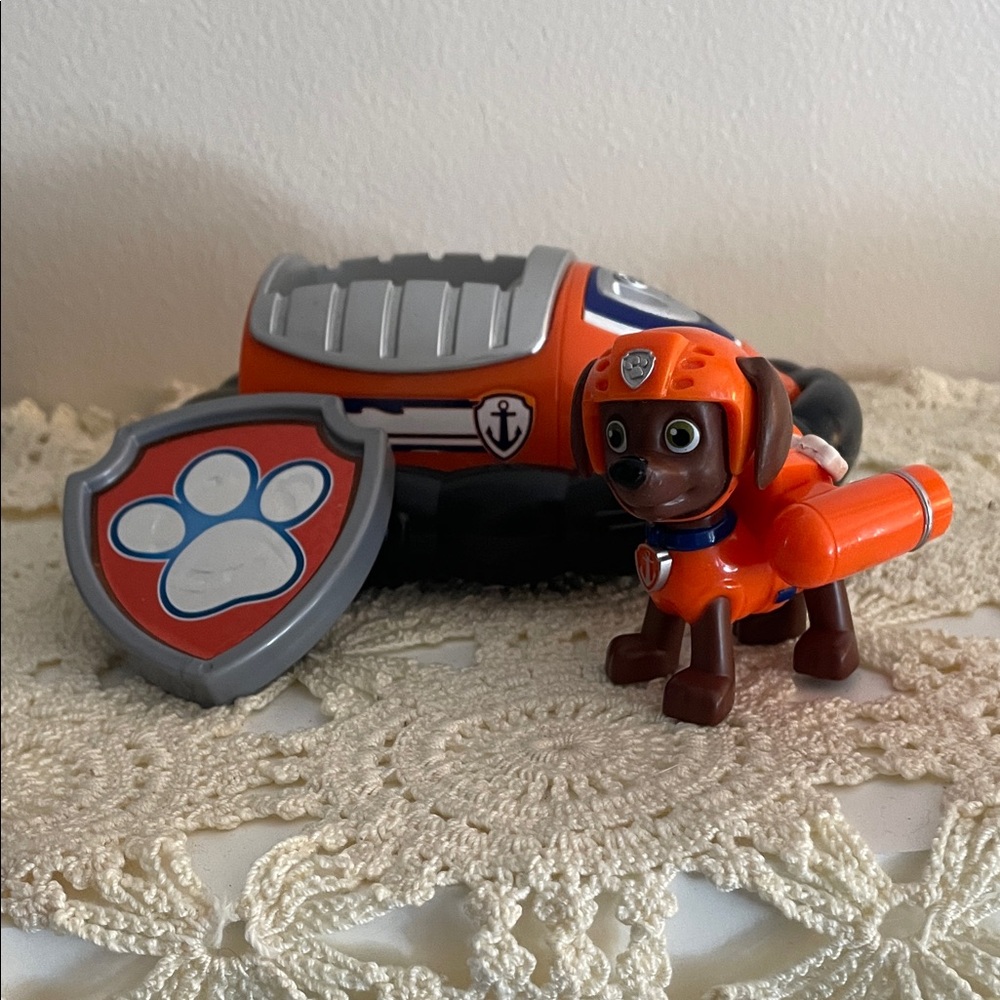 Paw Patrol Zuma figure, hovercraft and shield